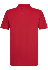 Polo shirt rossa con colletto, maniche corte e texture liscia. Design semplice senza modelli o accenti visibili, con un'etichetta sul collo.