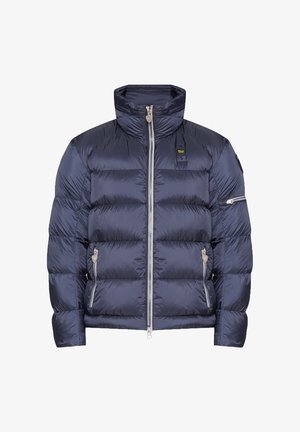 Navy blauwe donzen jas met een hoge kraag en horizontaal doorgestikt patroon. Heeft ritszakken en zilveren hardware accenten.