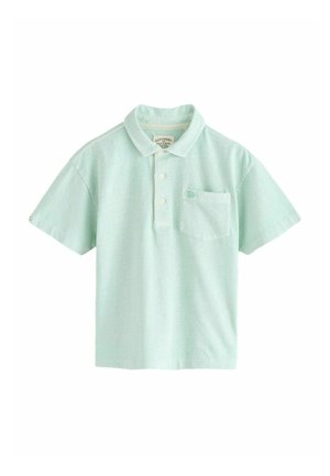 Világos zöld rövid ujjú galléros póló, három gombbal és mellkasi zsebbel, amelyen finoman hímzett logó található.