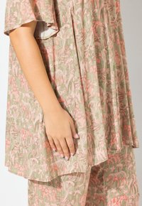 Ulla Popken ANIMAL SHORT SLEEVE  - Tunika - pale reed