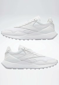 Vitaidrottssneakers i vitt med en kombination av släta och strukturerade material, med låg topp, snörning och gummiyttersula med bra grepp.