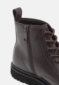 Calvin Klein Jeans Šněrovací kotníkové boty - dark brown