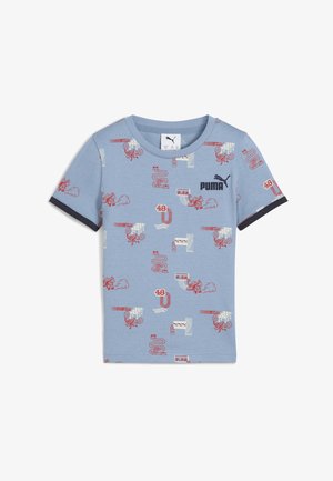 Šviesiai mėlynas medvilninis marškinėliai su raudonais ir baltais grafikos atspaudais, įskaitant skaičius ir raštus, su tamsiai mėlynu apykakle ir rankovėmis.