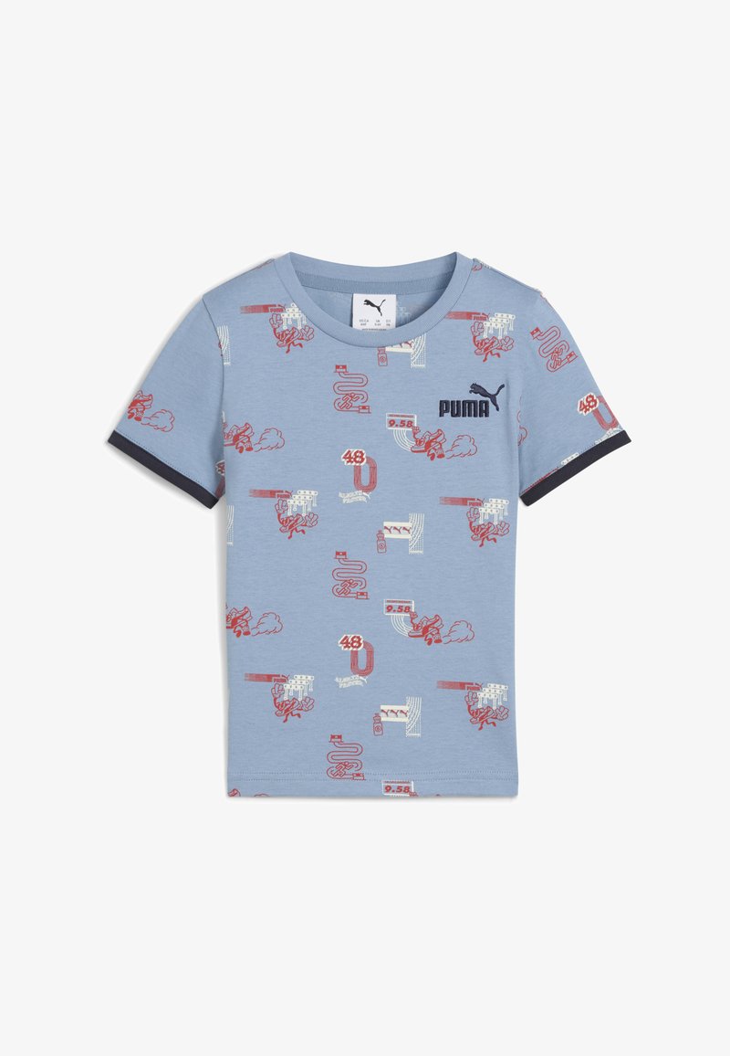 Šviesiai mėlynas medvilninis marškinėliai su raudonais ir baltais grafikos atspaudais, įskaitant skaičius ir raštus, su tamsiai mėlynu apykakle ir rankovėmis.