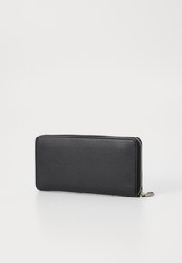 Portefeuille noir zippé autour avec une texture lisse et mate et une forme rectangulaire. Comprend des éléments en métal argenté et ne présente aucun motif ni accent visible.
