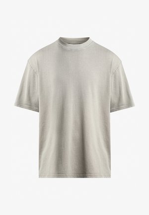 Heled hall puuvillane T-särk kõrge kaeluse, lühikeste varrukate ja vabalt liikuvate lõigetega. Sile tekstuur minimaalse õmblusdetailiga.