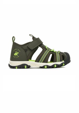 Sandalia infantil con puntera cerrada en verde oliva con detalles en verde neón, correa ajustable de velcro y suela de goma con tracción para uso exterior.