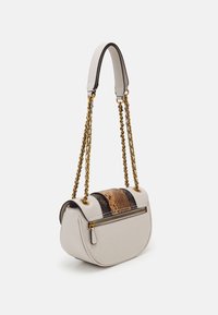 Skuldertaske lavet af lyst beige læder med en accent i slangemønster. Har en guldkæde-strop og lynlåslukning. Rundet form.