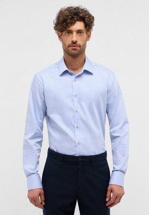 Helles, gestreiftes Hemd aus glattem Stoff, mit einem button-down Kragen, langen Ärmeln und goldenen Knöpfen auf der Vorderseite.