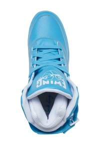 Basket en cuir bleu avec une languette rembourrée, des lacets blancs et des accents. Elle possède des perforations pour la respiration et un logo sur la languette.