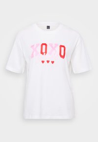 Biely bavlnený tričko s okrúhlym výstrihom, krátkymi rukávmi a viacfarebným textovým dizajnom s nápisom "XOXO y'all" a malými srdcovými grafikami.