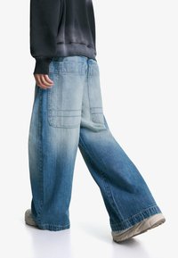 Bershka MEGA BAGGY  - Ohlapne kavbojke - blue denim