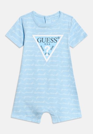 Svetlo modra otroška kratka pajkica z belim vzorcem napisov "Guess" in velikim belim trikotnim napisom z napisi "GUESS U.S.A" in vprašajem.