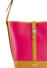 Roze en gele leren handtas met een gestructureerd ontwerp, gouden hardware sluiting en zichtbare merknaam. Glad textuur met levendige kleuren.