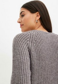bonprix MIT GLITZERGARN - Maglione - grey