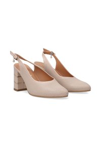 Beige perforované slingback lodičky s kulatou špičkou a blokovým podpatkem se stříbrnými akcenty. Hladká kožená textura.