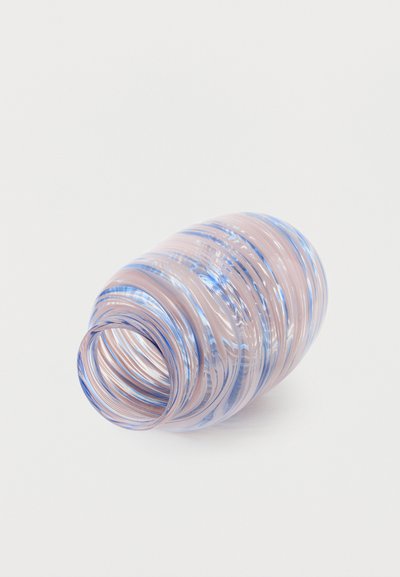 Ημιδιαφανές γυάλινο βάζο με μπλε και ροζ σπιράλ ρίγες, που βρίσκεται σε πλάγια θέση πάνω σε απλό λευκό φόντο.
