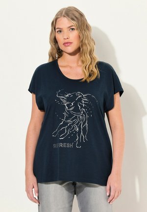 T-shirt marine en tissu léger, avec un design illustré en blanc représentant une personne et le mot "REFRESH" en dessous. Encolure ronde, coupe décontractée.