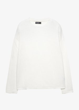 Pull-over en tricot blanc à manches longues, avec un col rond et un motif texturé subtil, conçu pour un ajustement ample et confortable.