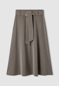 Szara midi spódnica z miękkiego materiału, z dopasowaną talią i związanym paskiem oraz rozkloszowanym, zwiewnym krojem. Gładka faktura, bez wzorów.