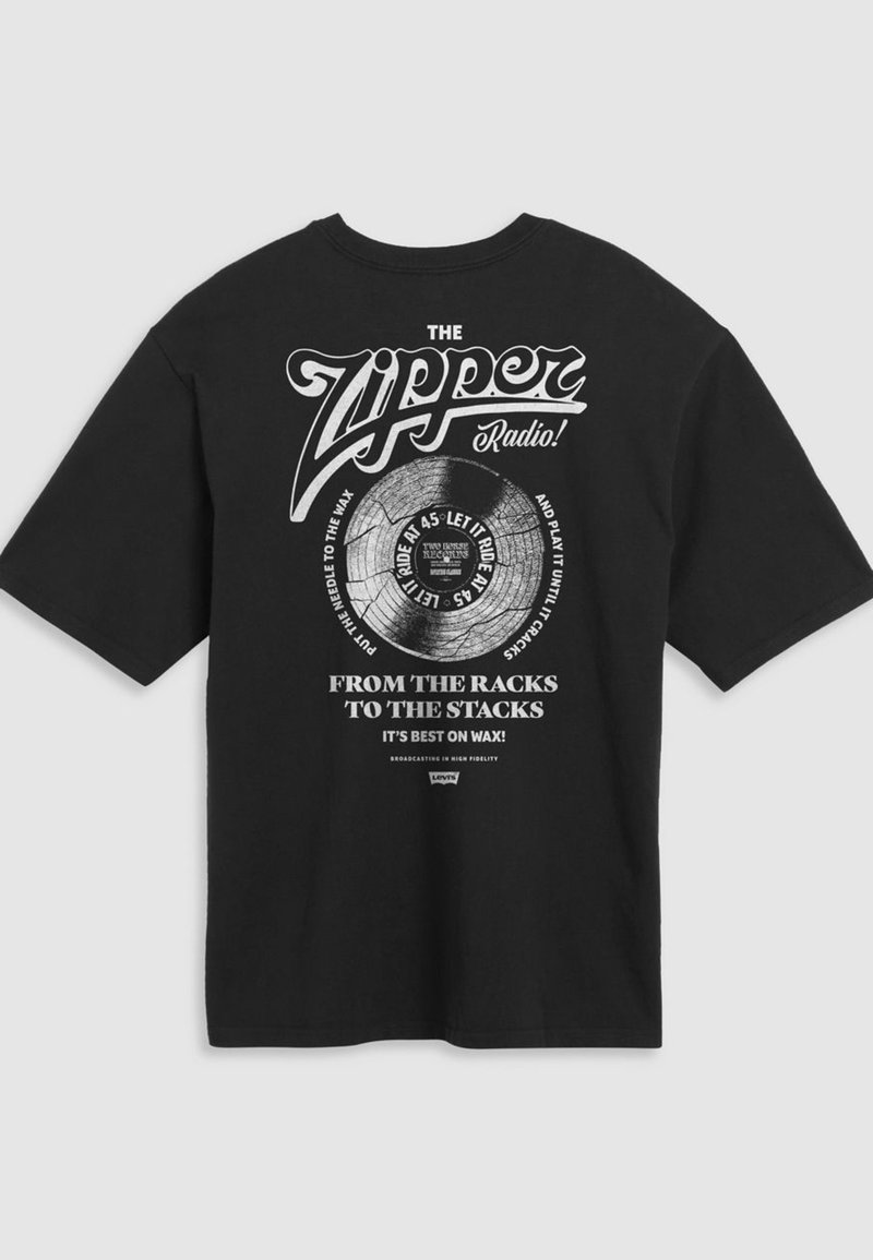 Zwart T-shirt met korte mouwen, voorzien van een vintage vinylplaatgrafiek en witte tekst. Gemaakt van katoen met een relaxte pasvorm.