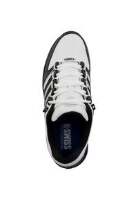 K-Swiss Sneaker mit einem weißen und schwarzen Design, ausgestattet mit einer abgerundeten Zehe, verstärktem Fersenbereich und mehreren schwarzen Streifen auf dem Obermaterial.