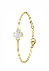 Gouden armband met een centraal ontwerp van een witte klaver, verfraaid met heldere stenen, en bevestigd met een karabijnhaak en een verstelbare schakelschakel.