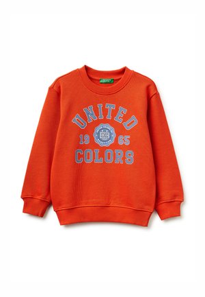 Felpa arancione con polsini e orlo a costine, con la scritta "UNITED COLORS 1965" e un logo circolare blu al centro.