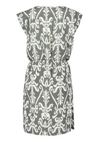 Robe sans manches jusqu'au genou avec un fond gris et un motif floral damassé blanc, taille cintrée et encolure bateau.