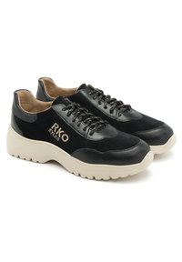 Czarne sneakersy z zamszowej i skórzanej cholewki, wiązane, z beżową gumową podeszwą oraz złotym logo RKO. Teksturowane akcenty na materiale.