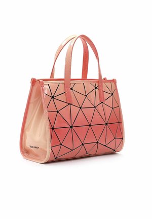 Sac à main corail-rose brillant avec motif géométrique à lignes noires, deux poignées et côtés beiges transparents, présenté sous un léger angle.