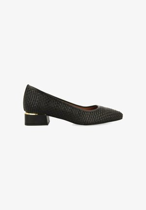 Bailarinas negras trenzadas con punta afilada y un bajo tacón bloque, que cuentan con acentos de hardware en dorado. Textura suave, diseño elegante.