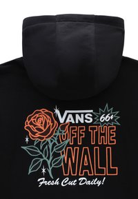Sudadera con capucha negra con una gran estampado gráfico que presenta una rosa, hojas verdes y texto blanco que dice "VANS OFF THE WALL" en naranja y negro.