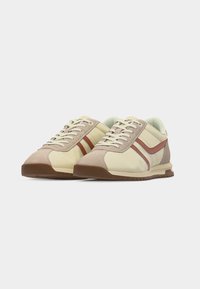 Paire de baskets décontractées beige et marron clair avec lacets à l’avant et semelles en caoutchouc marron sur fond blanc uni.