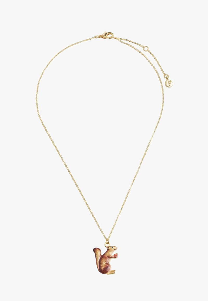 Gouden ketting met een eekhoornhanger met ingewikkelde details, textuur in de vacht en kleine blauwe ogen, die een noot in zijn pootjes vasthoudt.
