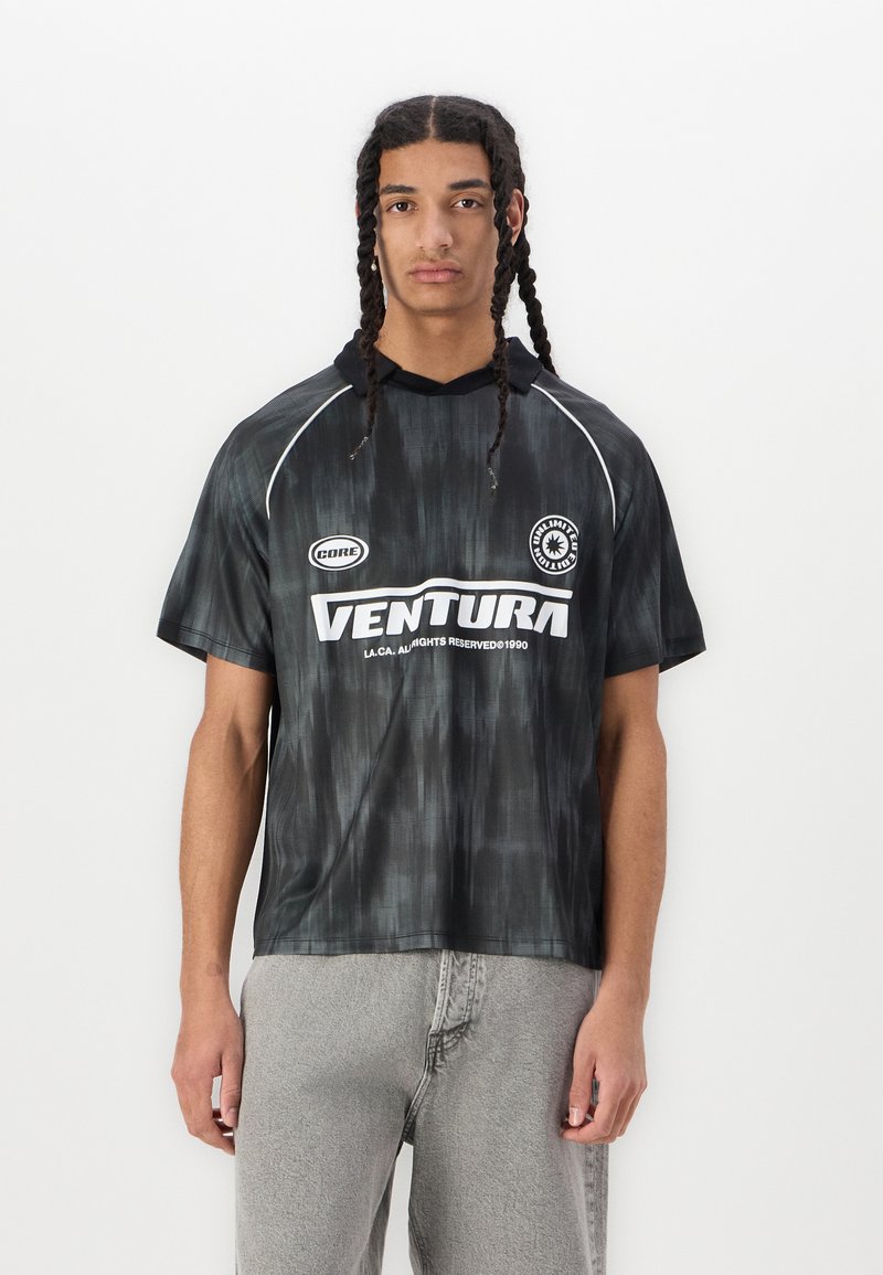 Tricou grafic negru cu un model abstract gri, cu mâneci scurte și glugă. Prezintă textul și logo-ul alb "VENTURA", fabricat din material ușor.