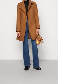 NAF NAF Kort kappa / rock - beige