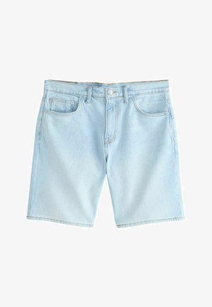 Pantalones cortos de mezclilla azul claro con botón frontal, cremallera, trabillas para cinturón y cinco bolsillos sobre fondo blanco.