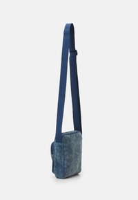 Levi's® SMALL ZIP CROSSBODY UNISEX - Torba preko tijela - jeans blue