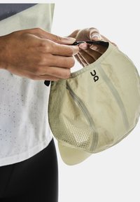 On PERFORMANCE - Gorra - caper