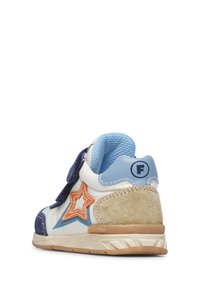 Sneaker con velcro caratterizzata da un design bianco e blu, dettagli in suede, stella arancione e suola testurizzata. Ideale per l'abbigliamento attivo.