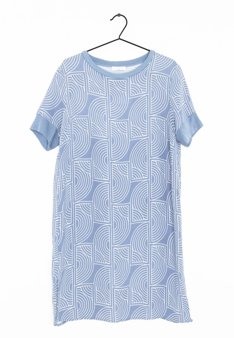 Lyseblå kortærmet kjole med et geometrisk hvidt mønster af halvcirkler og rektangler. Fremstillet af blødt stof med en rundet halsudskæring.