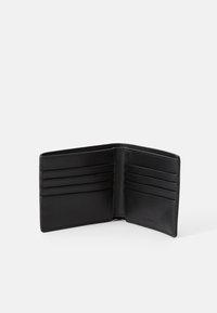 Portafoglio in pelle nera con design aperto, caratterizzato da molteplici scomparti per schede e una superficie liscia, senza hardware visibile o decorazioni.