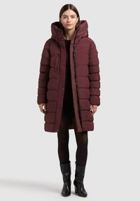 Bordo värvi paks quiltitud talvejope kõrge krae, luku ja nööpidega. Omab väikesi küljetaskuid ning on mugava lõikega.