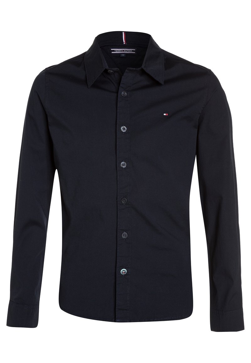 Camisa negra de manga larga, diseño abotonado, confeccionada en tela suave, con un pequeño logo bordado en el pecho y puños normales.