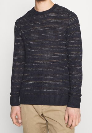 Pull en maille marine avec des motifs de texture horizontaux en fils clairs et foncés, doté d'un col rond et de poignets et d'un ourlet en côtes.