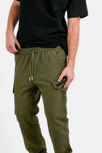 Olivgröna cargobyxor i mjukt tyg, med elastisk midja och dragsko, sidofickor och en ficka på låret.