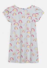 Vestido azul claro com um padrão de arco-íris repetido em rosa, amarelo e roxo. Mangas curtas e detalhe de fecho com botão nas costas.