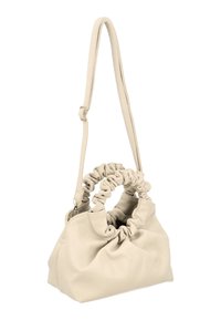 Borsa a mano in pelle beige con texture gathered, doppi manici e una tracolla regolabile. Presenta una chiusura con zip nella parte superiore.