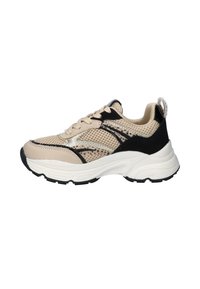Beige en zwarte sneakers van mesh en synthetische materialen. Voorzien van een dikke witte zool en textuuraccenten, met een trekhaak aan de achterkant.